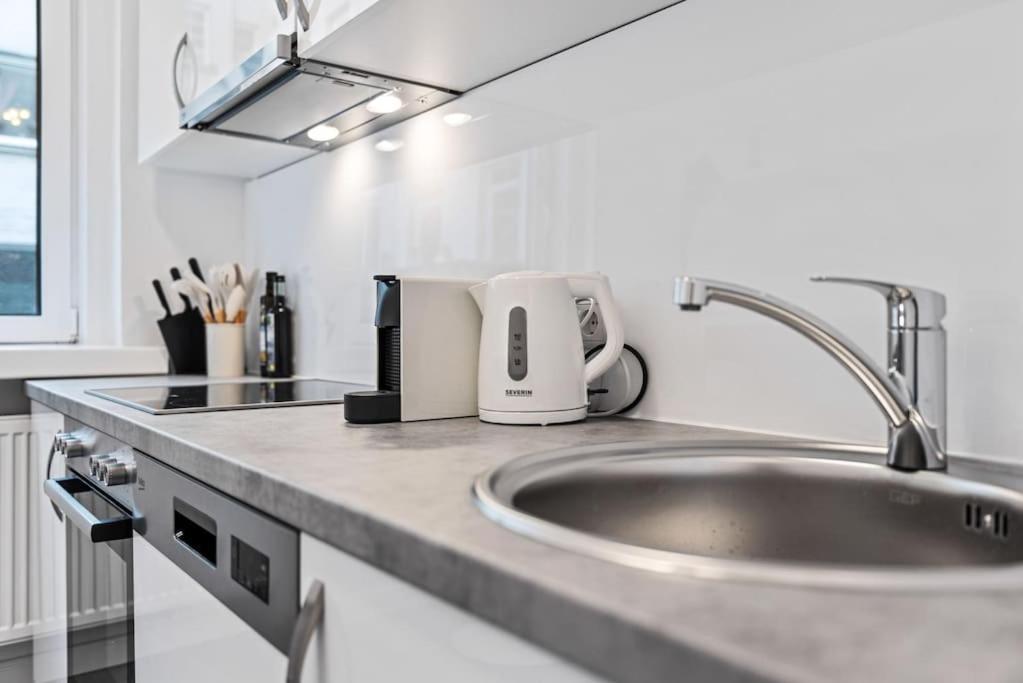 Cozy Apartment In Quiet Location, Fast Train Station 100M Away, Contactless Check-In Vienna Exterior photo